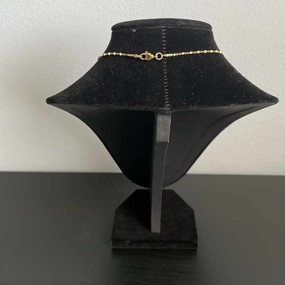 Delicate short crescent moon necklace - Picture 2 of 3